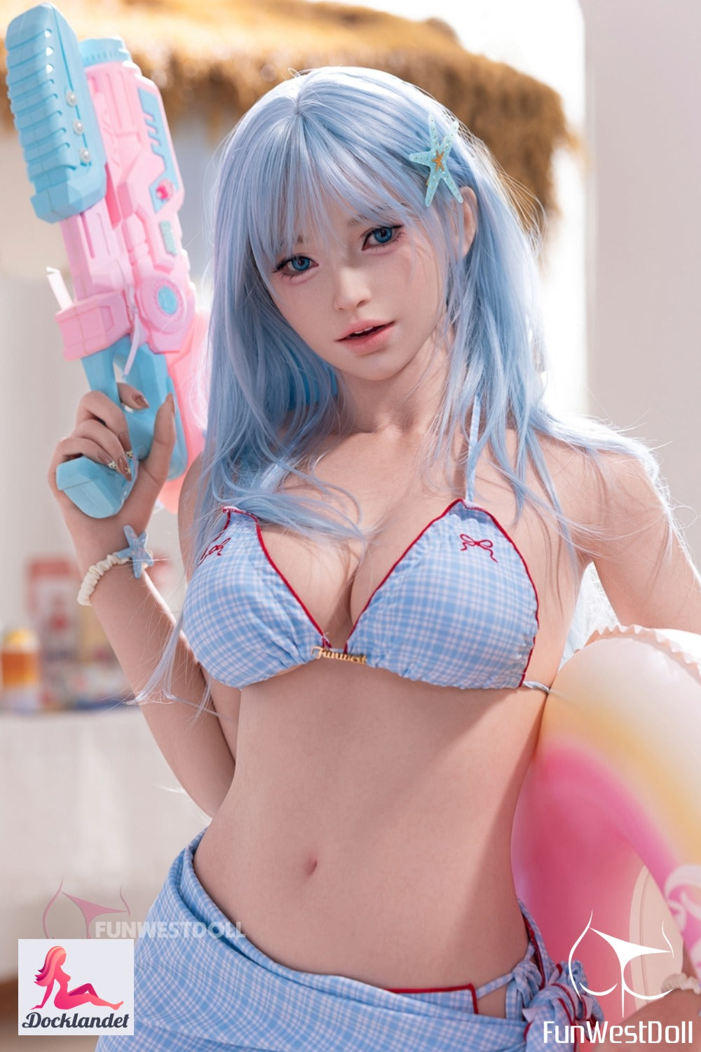 Alice is een uiterst realistische pop van 159 cm hoog met een rond lichaam, brede heupen en grote borsten (F-cup). Een exclusieve sekspop met charmante uitstraling en van de hoogste kwaliteit van het bekende merk FunWest Doll. Extra gedetailleerde huid (RST = echte huidtextuur).