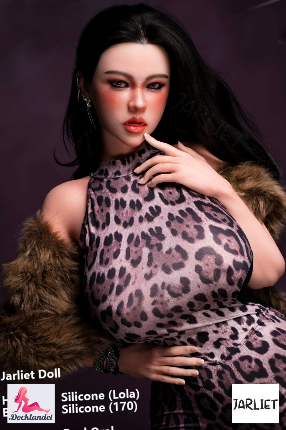 Lola 170 cm fullsilikonsexdocka från Jarliet med fair skin, långt svart hår, leopardmönstrad outfit, G-kupa, ROS och RST Real Skin Texture.