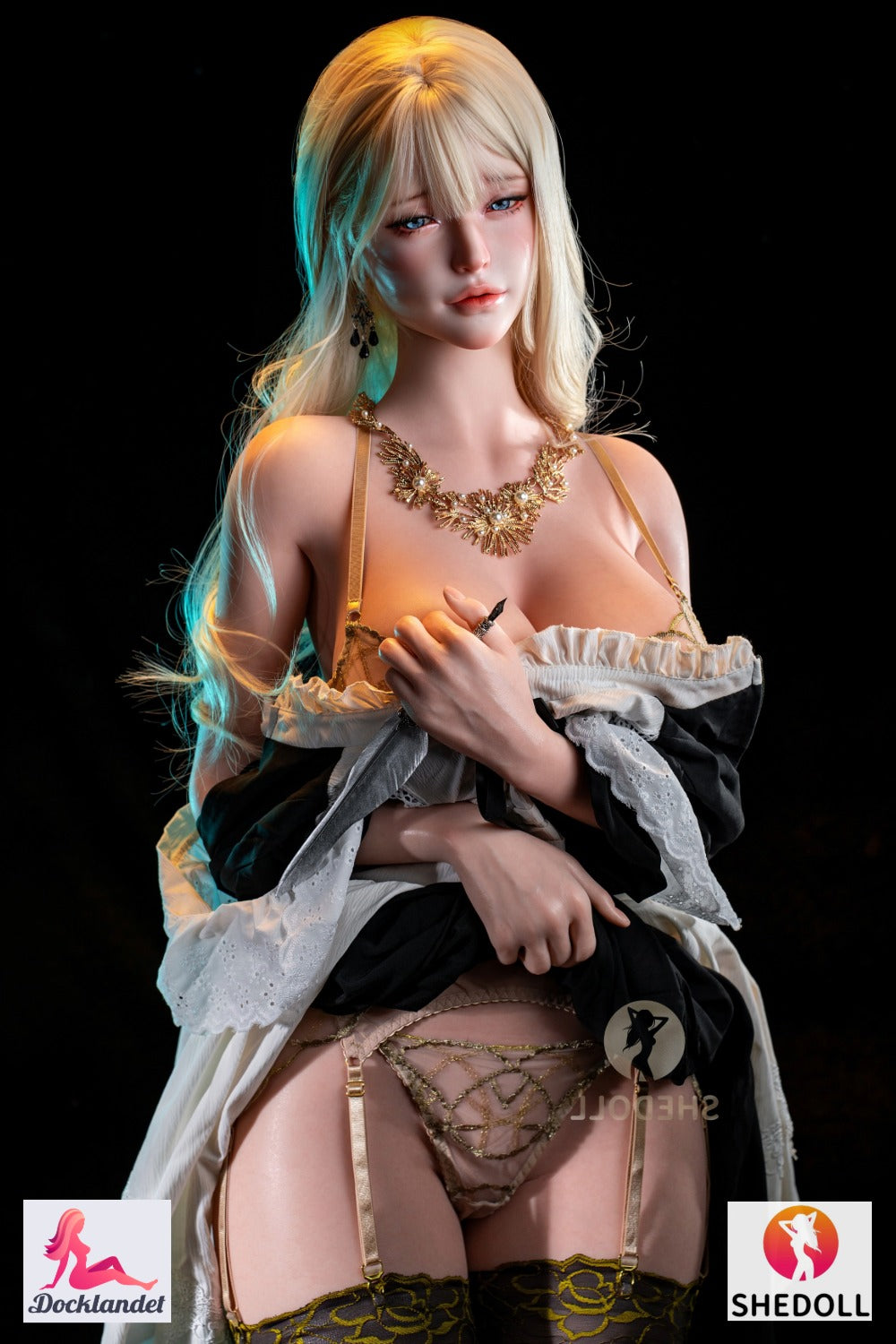 Blonde SHEdoll-sekspop met blauwe ogen, exclusieve met goud versierde lingerie en lang golvend kapsel, poserend tegen een donkere achtergrond met een luxueus fantasiegevoel.