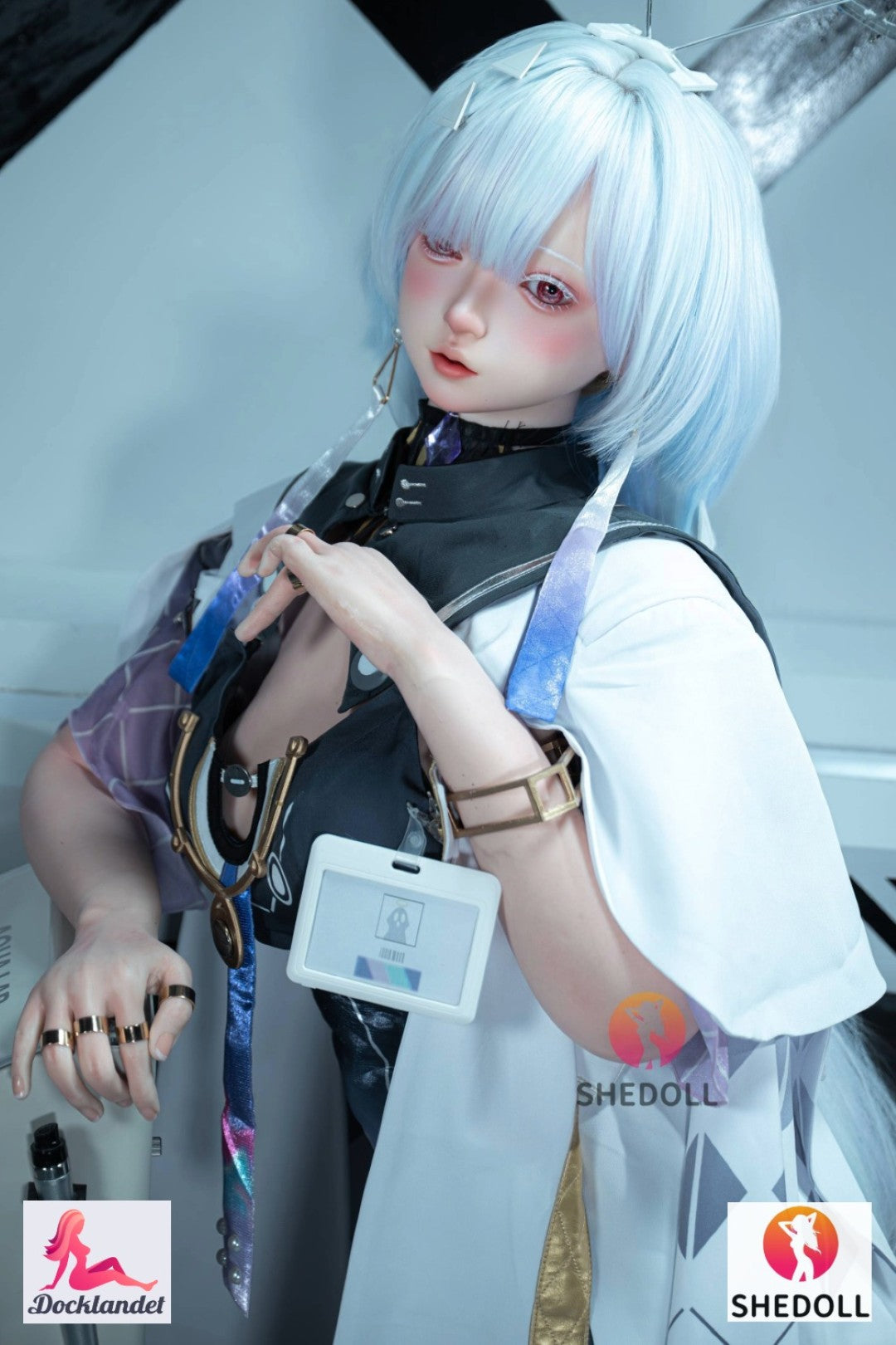 Anime-realistisch SHEDOLL pop met lichtblauw kapsel en cosplay-outfit, close-up met levensechte details en sci-fi-stijl.